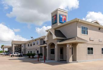 Studio 6 Bay City, TX has Smoking rooms