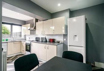 2 Bedroom Central House has Balcony rooms