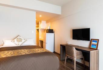 CONDOMINIUM HOTEL Riyuka in KADENA 1 has rooms with a private hot tub