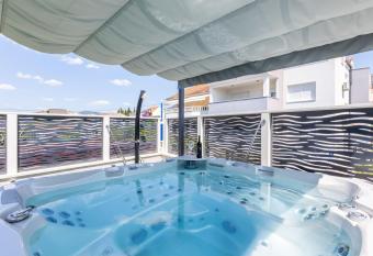 Apartment Merita has rooms with a private hot tub