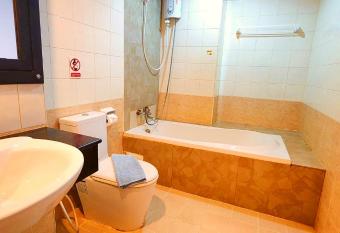 Phuket 420 has rooms with a private hot tub