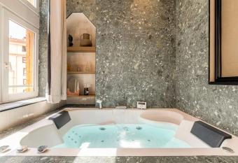 LaBolla, charmant cocon avec spa, c  ur de Lyon has rooms with a private hot tub
