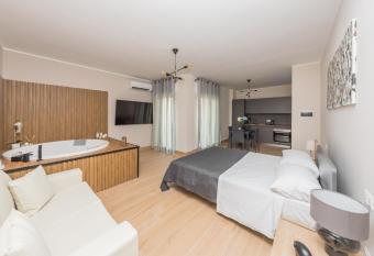 Domus Suite Herculaneum jacuzzi has rooms with a private hot tub