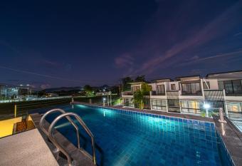 Laguna Park             5                   has rooms with a private hot tub