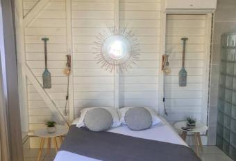 Petit bungalow Chez Angelo has Balcony rooms