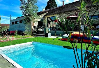 Maison ancienne moderne et design - 6 chambres 6 sdb - avec piscine et grand parc has Balcony rooms