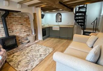 Rondor Cottage allows 18 year olds to book a room