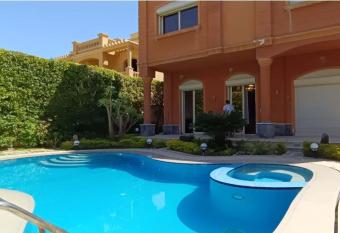 villa in shekh zaid cairo has rooms with a private hot tub