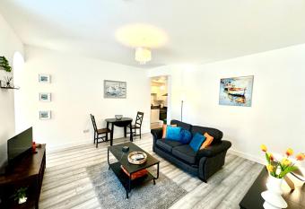 Stylish Flat In Heart of Portishead allows 18 year olds to book a room