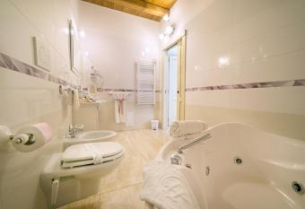 Corte San Lorenzo has rooms with a private hot tub