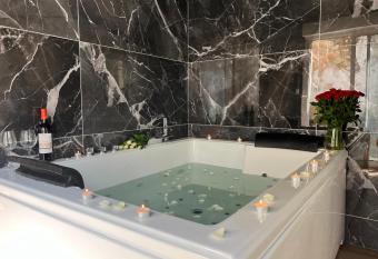 Les Loges des Coteaux - Loge 1 - Luxury lodges with jacuzzi has Balcony rooms