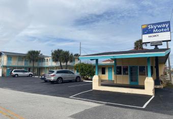 Skyway Motel has Smoking rooms