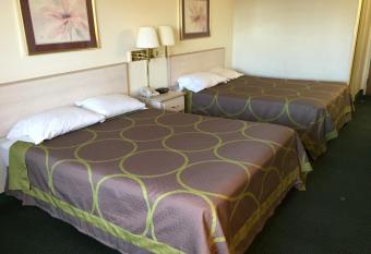 Super 8 by Wyndham Willcox has rooms with a private hot tub