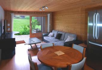 Tr  s beau T3 en rez de jardin    5 minutes de la station de Carroz has Balcony rooms