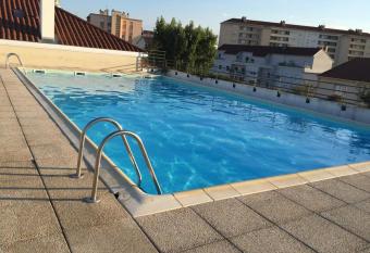 Appartement avec piscine sur le toit has Balcony rooms