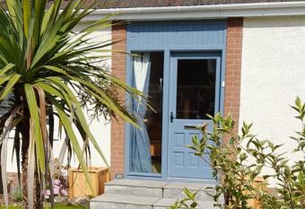 21KR Bed and Breakfast, close to beach, town centre and golf allows 18 year olds to book a room