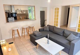 Maison cosy avec jardin, wifi et parking gratuit has Balcony rooms
