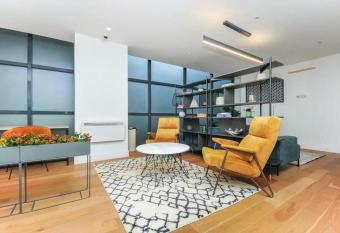 Beautiful Modern Central Croydon Apartment has Balcony rooms