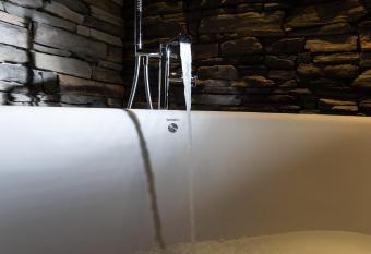 Mont Chalet Nevada - Hotel & Spa has rooms with a private hot tub