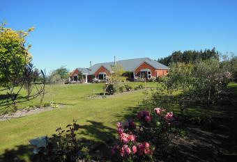 Lincoln Country Dream allows 18 year olds to book a room