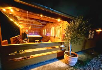 Mediterranean style chalet with jacuzzi and garden near Amsterdam has Balcony rooms