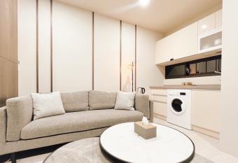                           has rooms with a private hot tub