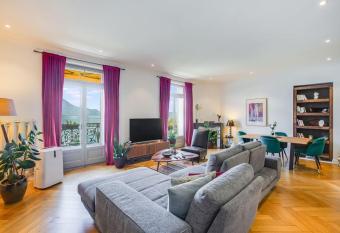 Logement avec vue panoramique    2 pas du lac L  man has rooms with a private hot tub