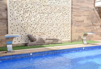 Hotel Florencio Ibiza allows 18 year olds to book a room