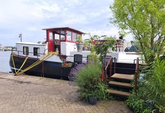 Prachtig authentiek woonschip uit 1912, 15 minuten van Amsterdam has Balcony rooms
