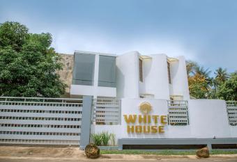 White House Hotel Mirissa has Balcony rooms