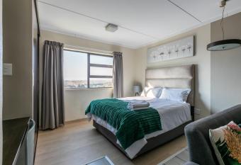 K Luxe Apartment 2 allows 18 year olds to book a room