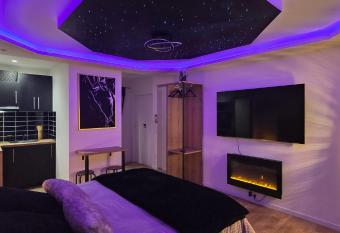 Appart Spa Sauna Baln  o exterieur au C  ur du Havre has rooms with a private hot tub