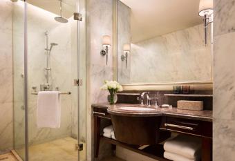 JW Marriott Hotel Chongqing has rooms with a private hot tub