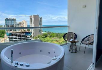 Apartamento con Jacuzzi vista al mar has rooms with a private hot tub