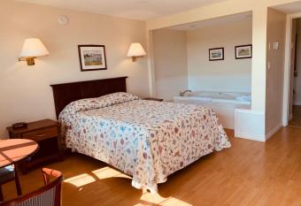 The Cavendish Motel has rooms with a private hot tub