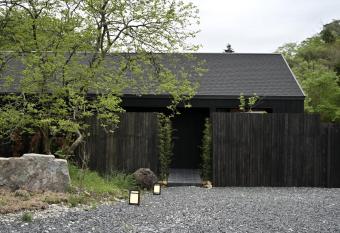 THE LAKoTAN has Balcony rooms