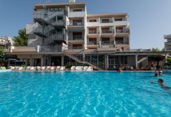 Hotel Club La Villa allows 18 year olds to book a room