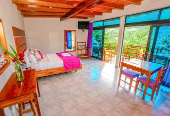Las Terrazas de Dana Boutique Lodge & Spa has rooms with a private hot tub