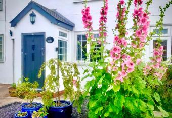 18th Century Cosy Cottage with Stunning Garden Views in Snitterfield allows 18 year olds to book a room