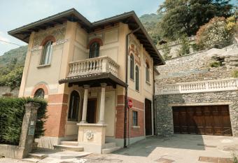 La Villa Regina has rooms with a private hot tub