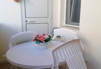 La casa dei fiori has Balcony rooms