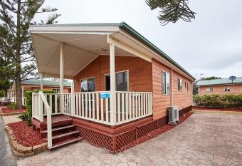 Norah Head Holiday Park has rooms with a private hot tub