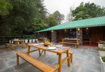 Alaya Stays Cottage with Tree House - Suro Woodbine Chalet has Balcony rooms