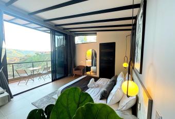 Rooca Guatape has rooms with a private hot tub