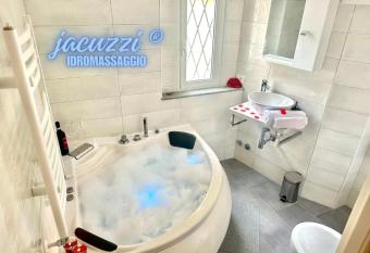 Jacuzzi con Vista Favelas - Il Tuo Rifugio Esotico Urbano has rooms with a private hot tub