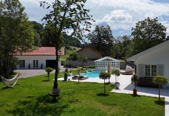 Luxus Bungalow mit Pool im Chiemgau has Balcony rooms
