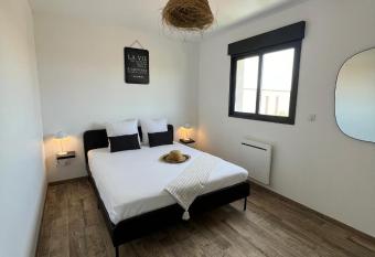 Maison neuve 4 chambre avec jacuzzi has rooms with a private hot tub