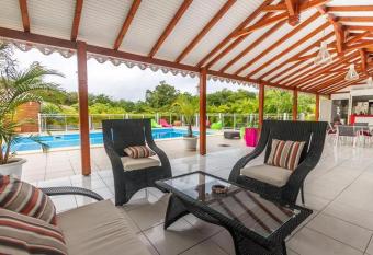 Maison lumineuse avec piscine au Moule has rooms with a private hot tub