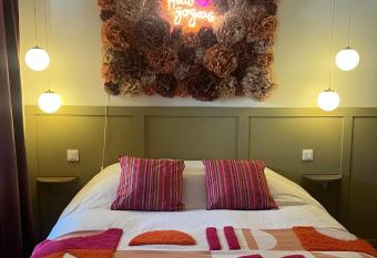 Studio romantique avec jacuzzi et jardin proche de Kaysersberg pour 2 personnes has rooms with a private hot tub