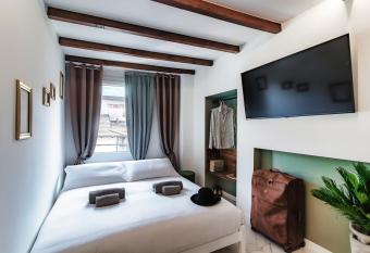 Sahara & Amazzonia Luxury Rooms- The House of Travelers has rooms with a private hot tub